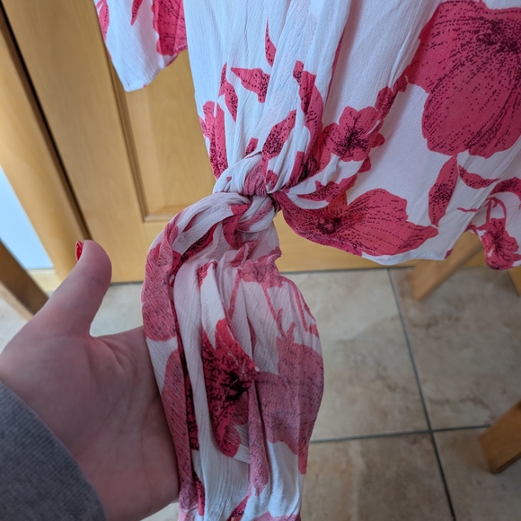 By Together Pink Floral V-Neck Blouse - Picture 6 of 8